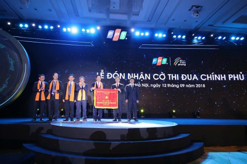 Ban lãnh đạo FPT đón nhận cờ Thi đua của Chính phủ vì những đóng góp cho CNTT Việt Nam