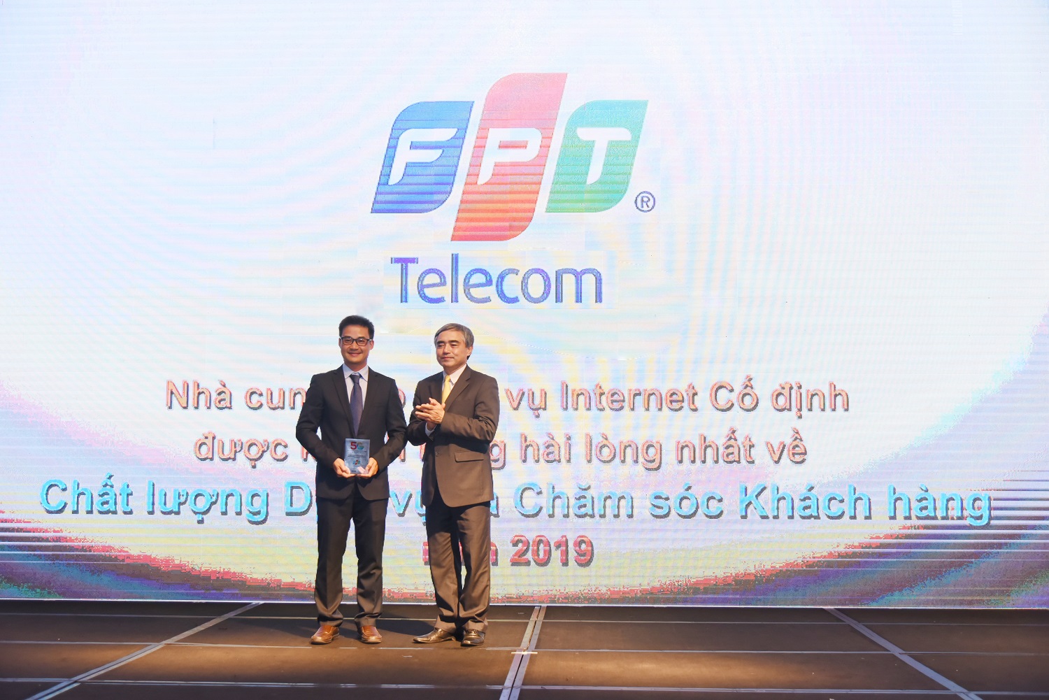 Ông Chu Hùng Thắng - Phó Tổng Giám đốc FPT Telecom nhận kỉ niệm chương từ Ban Tổ chức